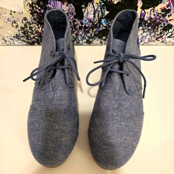 TOMS Speckled Denim Wedge Booties Tribal Design On Back Heels Laceup Shoes Sz 6 - Picture 1 of 17